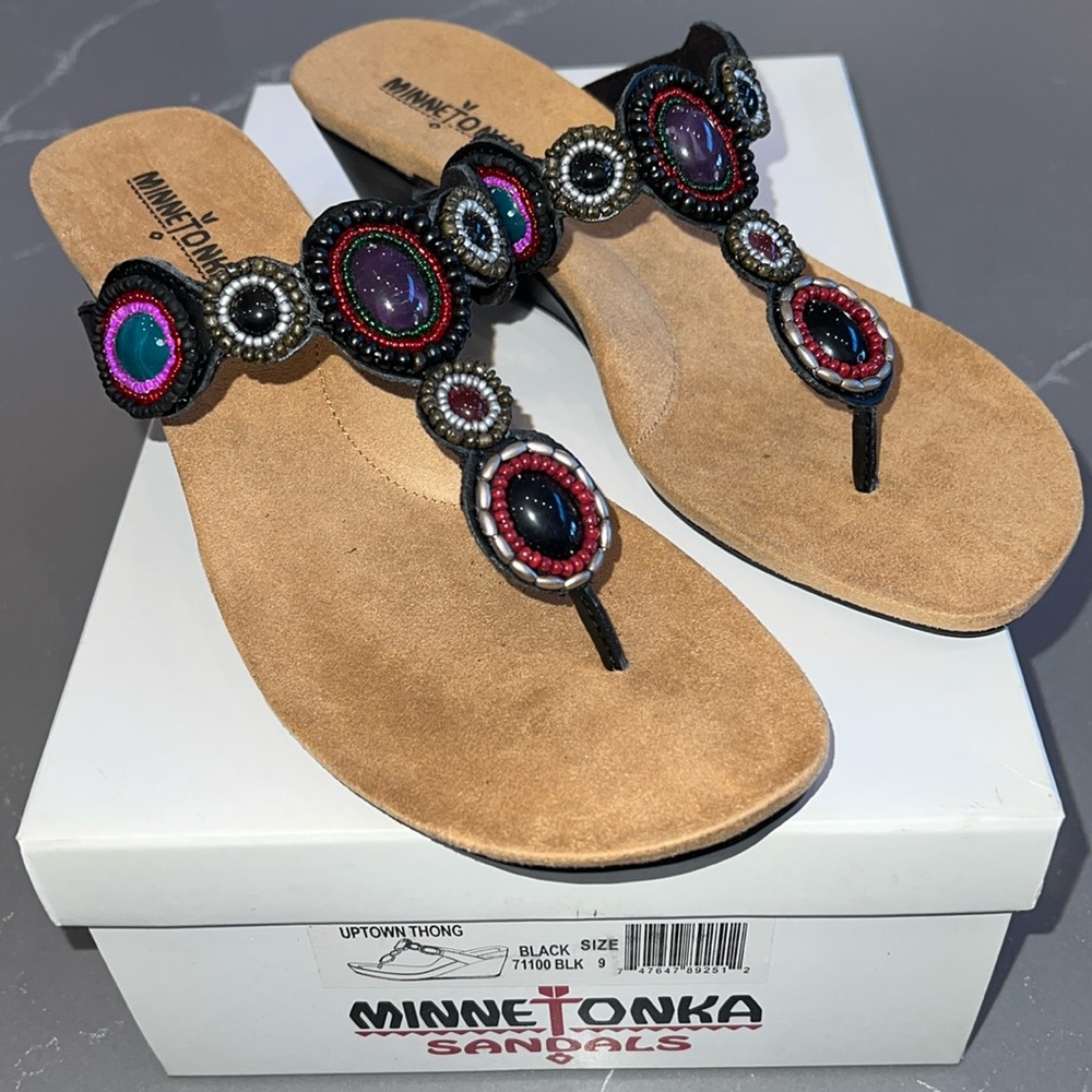 NIB MINNETONKA UPTOWN THONG WEDGE SANDALS BLACK